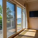 Semesterbostad Peeneblick - Exklusives Traumhaus In Direktlage Am Wasser Mit Bootssteg Und Aussensauna