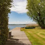 Semesterbostad Peeneblick - Exklusives Traumhaus In Direktlage Am Wasser Mit Bootssteg Und Aussensauna *