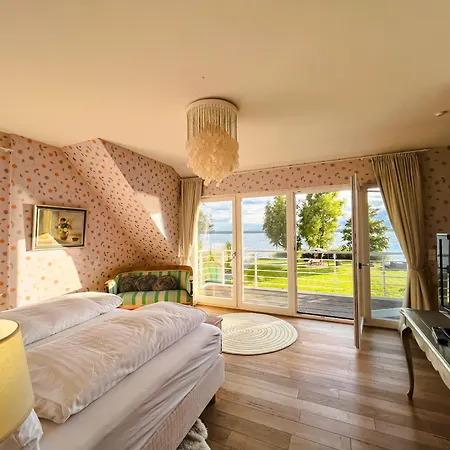 Peeneblick - Exklusives Traumhaus In Direktlage Am Wasser Mit Bootssteg Und Aussensauna Casa de Férias