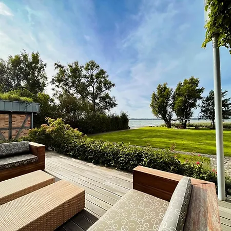Holiday home Peeneblick - Traumhaus In Exklusiver Direktlage Am Wasser Mit Eigenem Bootssteg Fuer 8 Personen