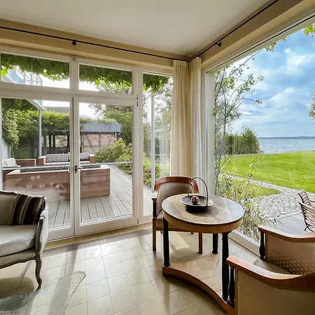 Peeneblick - Traumhaus In Exklusiver Direktlage Am Wasser Mit Eigenem Bootssteg Fuer 8 Personen Holiday home *