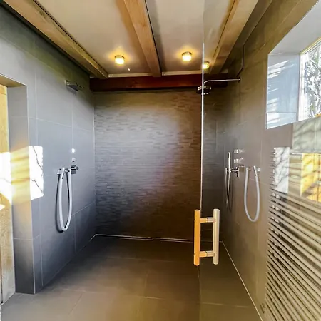 Holiday home Peeneblick - Traumhaus In Exklusiver Direktlage Am Wasser Mit Eigenem Bootssteg Fuer 8 Personen