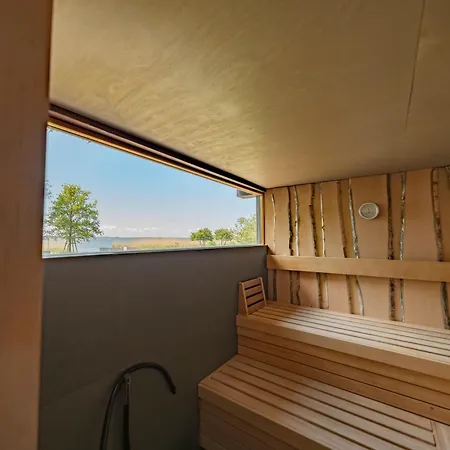 Casa de Férias Peeneblick - Exklusives Traumhaus In Direktlage Am Wasser Mit Bootssteg Und Aussensauna