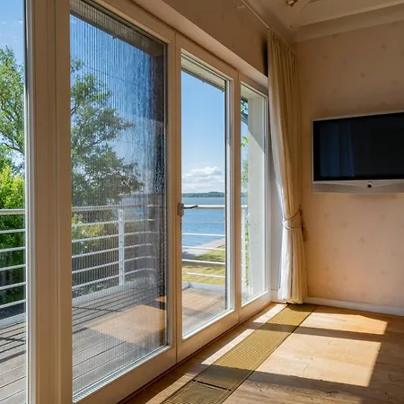 Peeneblick - Exklusives Traumhaus In Direktlage Am Wasser Mit Bootssteg Und Aussensauna