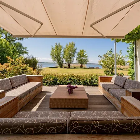 Peeneblick - Exklusives Traumhaus In Direktlage Am Wasser Mit Bootssteg Und Aussensauna Casa de Férias *