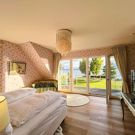 Peeneblick - Exklusives Traumhaus In Direktlage Am Wasser Mit Bootssteg Und Aussensauna *