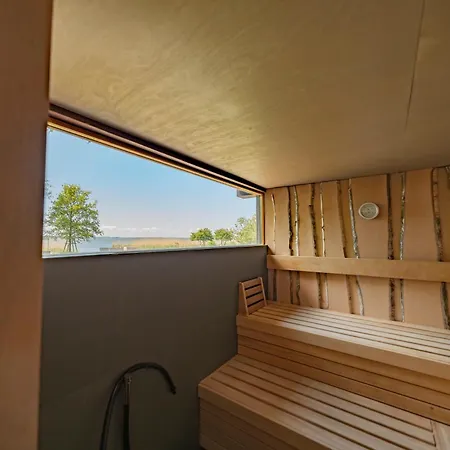 Dom wakacyjny Peeneblick - Exklusives Traumhaus In Direktlage Am Wasser Mit Bootssteg Und Aussensauna Rankwitz